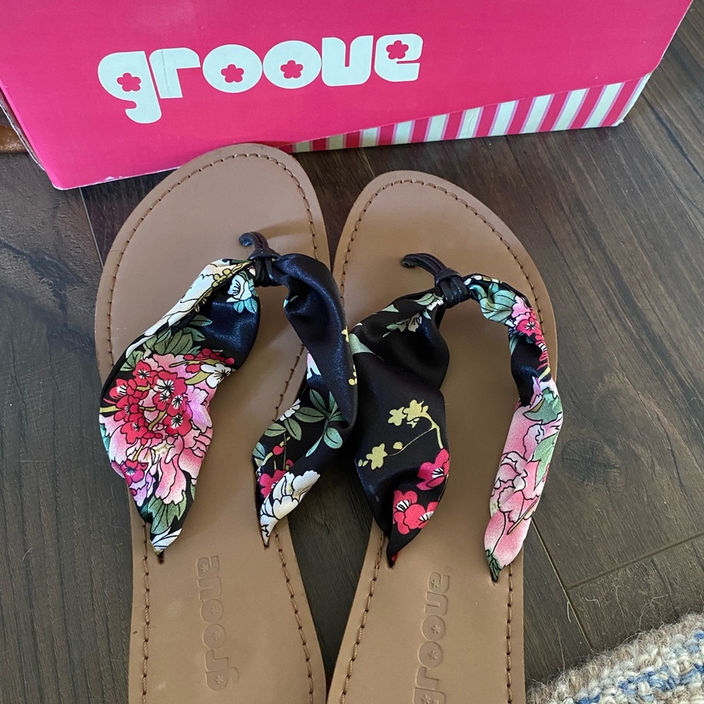 Women’s sandals size 8